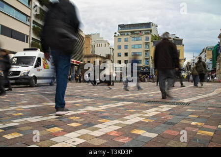 Un nuovo giorno inizia con la maggior parte delle persone in fretta. La vita quotidiana: buona mattina da piazza Monastiraki (centro di Atene, Grecia). Aprile 2019. Foto Stock