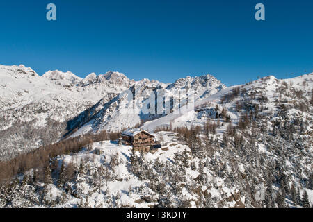 Rifugio in montagna, paesaggio invernale. Inverno nelle Alpi Foto Stock