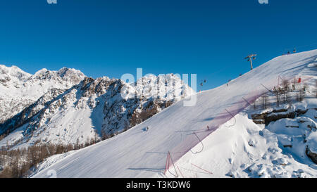 Vacanze in Valtellina, Valmalenco ski resort. Gli sciatori sulle piste da sci Foto Stock