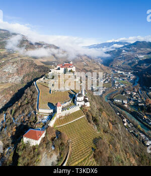 Monastero di Sabiona e vigneti del Trentino. Alto Adige, villaggio di Chiusa Foto Stock