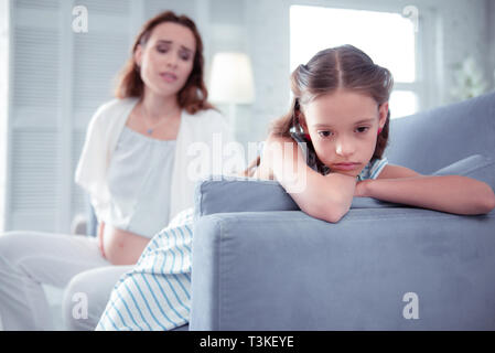 Figlia sentimenti di gelosia dopo il pensiero circa il futuro piccolo fratello Foto Stock