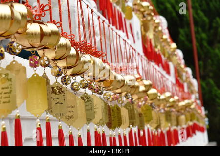 Yuchi Taiwan 29 Marzo 2019 : golden bell donazione e la scrittura di nome per fortuna appesa sul muro nel Tempio Xuanguang sole luna lago Foto Stock