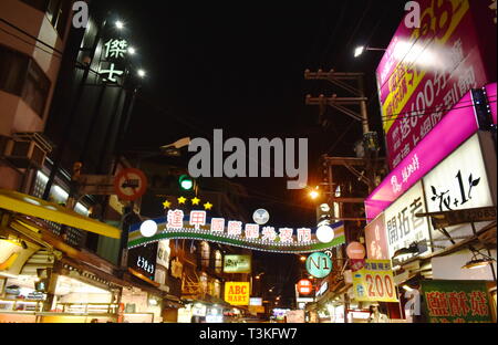 Taichung Taiwan 29 Marzo 2019 : cityscape edificio e strada di notte Foto Stock