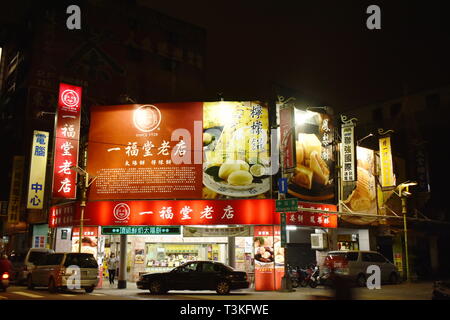 Taichung Taiwan 29 Marzo 2019 : cityscape edificio e strada di notte Foto Stock