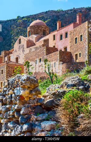 Monemvasia street view con vecchie case e la cupola della chiesa nella città antica, Peloponneso, Grecia Foto Stock