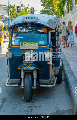 Chiang Mai, Thailandia - Nov 2015: tuk tuk taxi in attesa da parte della strada Foto Stock