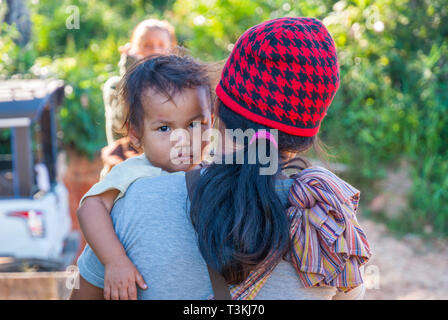 Chiang Mai, Thailandia - Nov 2015: Madre con Red Hat che porta il suo bambino in armi Foto Stock