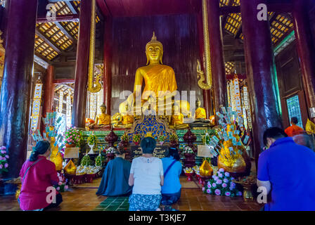 Chiang Mai, Thailandia - Nov 2015: persone pregando nel tempio prima di Loi krathong festival. Foto Stock