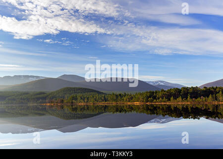 Loch Morlich e Cairngorm monti Cairngorms National Park vicino a Aviemore, Badenoch e Strathspey, Scotland, Regno Unito Foto Stock