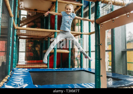 Funny Girl saltando sul trampolino, Game Center Foto Stock