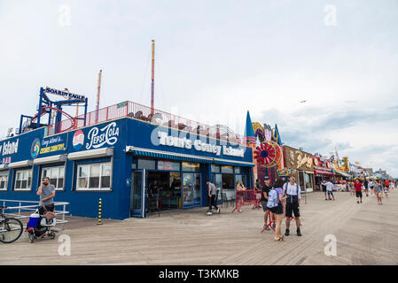 La città di New York, Stati Uniti d'America - 30 Luglio 2018: ristorante chiamato Tom Coney Island al Luna Park parco divertimenti con la gente in giro per il lungomare di Coney I Foto Stock