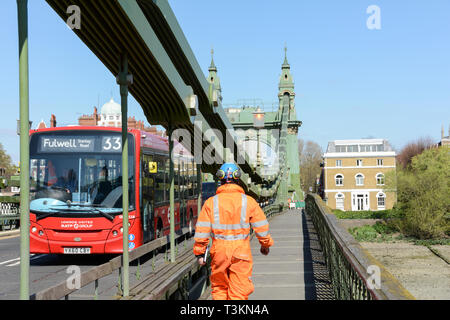 Mercoledì 10 Aprile, 2019: Hammersmith Bridge chiuso a tempo indeterminato per autovetture e autobus ma ancora aperta per i pedoni e i ciclisti Foto Stock