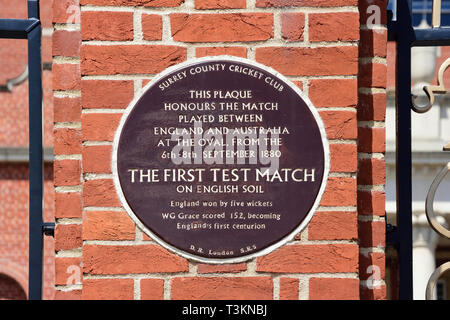 La placca in onore di primo test match giocato in Inghilterra, Oval Cricket Ground Kennington, London Borough di Lambeth, Greater London, England, Regno Unito Foto Stock