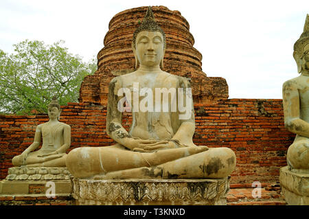 Belle immagini di Buddha di fronte lo Stupa rovine di Wat Yai Chai Mongkhon tempio, Ayutthaya sito archeologico, Thailandia Foto Stock