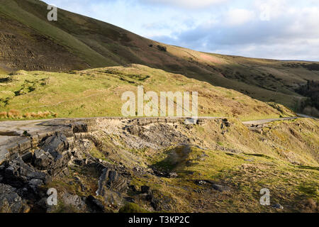 Il Castleton in Derbyshire,UK. Strada chiusa a causa di frana e di erosione. Foto Stock