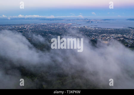 Una bellissima alba illumina le colline che circondano la baia di San Francisco in California del Nord. Questa zona è spesso coperta da uno spesso strato di marino. Foto Stock