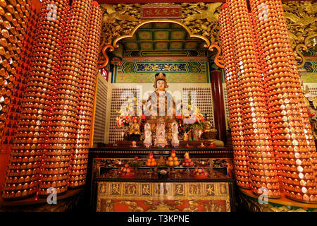 Altare in Thean Hou tempio buddista (il tempio della dea del cielo), dedicato alla dea Tian Hou, Kuala Lumpur, Malesia Foto Stock