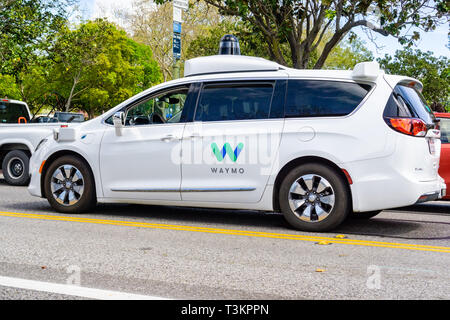 Aprile 6, 2019 Mountain View / CA / STATI UNITI D'AMERICA - Waymo auto auto pilotaggio effettuando test su una strada vicino a Google presso la sede centrale, Silicon Valley Foto Stock