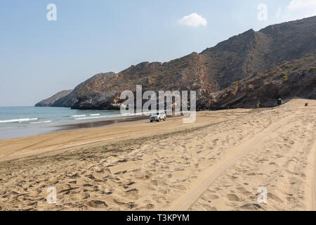 Vuoto Spiaggia Yiti in una mattinata estiva tracce di pneumatici sulla sabbia vicino a Muscat - Sultanato di Oman Foto Stock