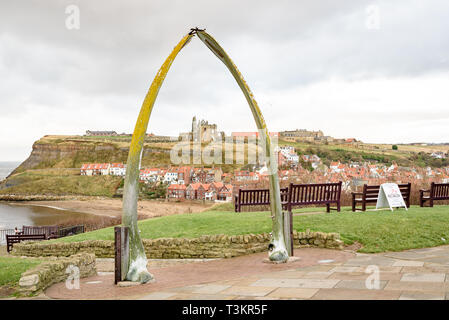 Whitby Abbey attraverso l'arco Di Balena, con un cielo nuvoloso Foto Stock