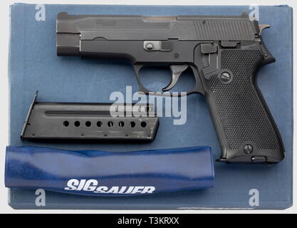 Armi, armi piccole, pistola semi-automatica SIG Sauer P226, calibro 9 mm Parabellum, con scatola e magazine, SIG Sauer GmbH und azienda KG, Germania, dal 1975, Additional-Rights-Clearance-Info-Not-Available Foto Stock
