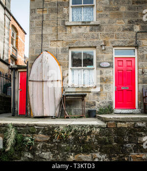 Vista in dettaglio di una l in pietra cottage sul mare in Staithes, un tradizionale villaggio di pescatori e stazione balneare, North Yorkshire coast, England Regno Unito. Foto Stock