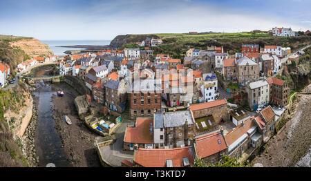 Staithes, un tradizionale villaggio di pescatori e stazione balneare sulla North Yorkshire coast, England Regno Unito. Foto Stock