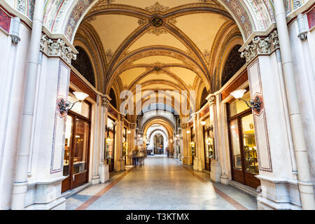 Interni ornati di passaggio Freyung galleria shopping nel centro cittadino di Vienna, Austria. Foto Stock