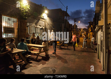 Bar nel mercato Carmel zona di notte, Tel Aviv, Israele Foto Stock