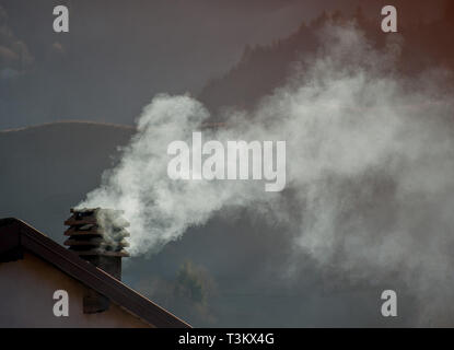 Fumo proveniente dal camino, Foto Stock