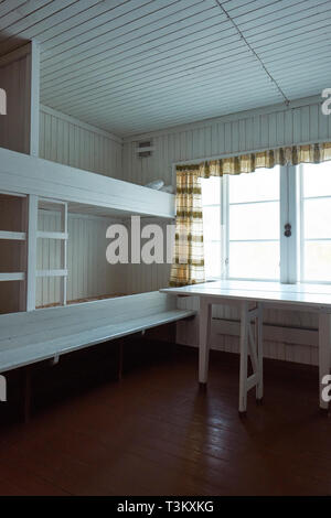 Gli interni originali di anni cinquanta Aringa norvegese Stazione di pesca che ha fornito alloggi per ogni equipaggio con camere dormire 6 persone in letti a castello in legno Foto Stock
