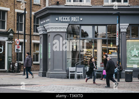 London, Regno Unito - 6 Aprile 2019: la gente camminare passato Pret a Manger, Londra, un sandwich internazionale catena negozio basato nel Regno Unito e ha circa 500 shop Foto Stock