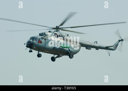 Elicottero medio dell'Aeronautica militare lituana MIL mi-8MTV-1 Hip che vola a RAF Fairford, Regno Unito Foto Stock