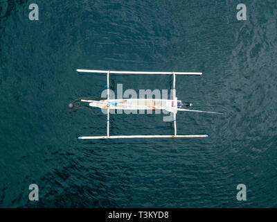 Top down vista aerea di Indonesiano tradizionale barca da pesca chiamato jukung Foto Stock