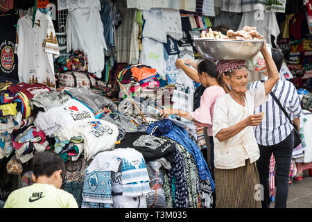 Divertente di strade e di mercato vecchio phnom penh cattura Foto Stock