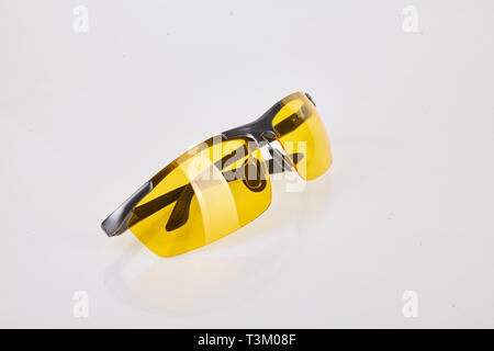 Moda occhiali con lenti gialle. Notte occhiali occhiali protettivi per gli  automobilisti. Isolato su bianco. Occhiali da sole Foto stock - Alamy