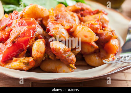 Il gigante cotto i fagioli con la salsa di pomodoro. Greco cibo tradizionale Foto Stock