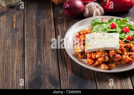 Cotto al forno fagioli giganti con il formaggio feta e salsa di pomodoro. Greco cibo tradizionale Foto Stock