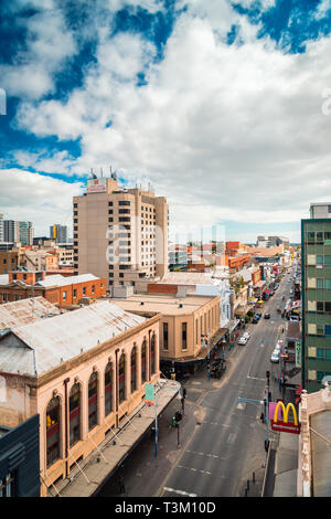 Adelaide, Australia del Sud - Agosto 27, 2017: vista sul tetto di Hindley Street con caffè e ristoranti in CBD su un giorno guardando ad ovest Foto Stock