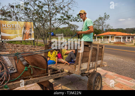 Colonia Independencia, Paraguay - Agosto 31, 2018: povera famiglia indigena in Paraguay con carrello monoassiale e cavallo. Foto Stock