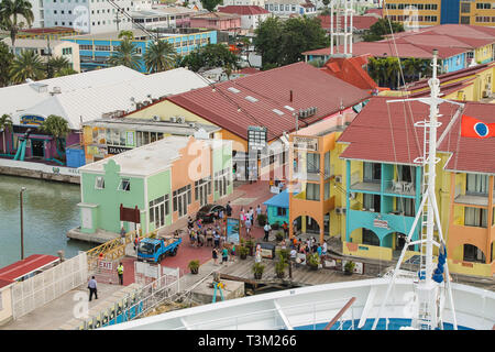 St. John's, Antigua - 31 Ottobre 2012: il porto di crociera della Basilica di San Giovanni in Antigua - Caraibi Foto Stock