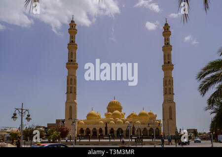 Vista di Al Mina Masjid moschea nella città di porto di Hurghada in Egitto Foto Stock