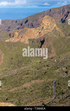 Il pallido color sabbia e formazione di roccia El Risco Blanco in Teno Masif, El Molledo, Santiago del Teide Tenerife, Isole Canarie, Spagna Foto Stock