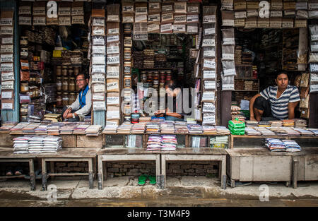 Gli uomini vendono spezie a motivo del mercato tol, Kathmandu, Nepal Foto Stock