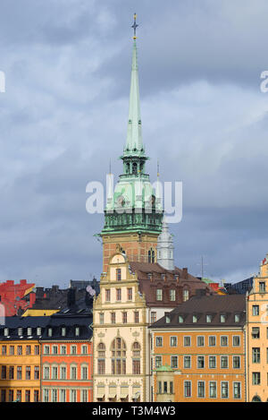 Vista la guglia del tedesco della Chiesa luterana (Chiesa di Santa Gertrude) contro un cielo nuvoloso. Stoccolma, Svezia Foto Stock