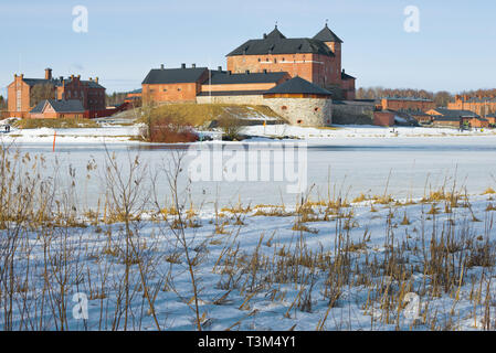 La fortezza vecchia prigione sulle rive del lago Vanajavesi su un marzo pomeriggio. Hameenlinna, Finlandia Foto Stock