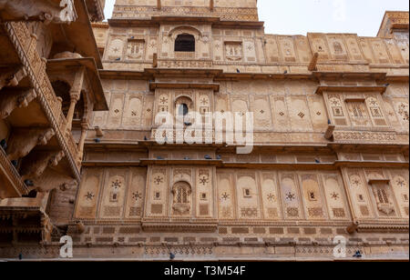 Jharokha (o jharoka) è un tipo di aggettante balcone racchiuso in Patwon Ki Haveli , Jaisalmer, Rajasthan, India Foto Stock