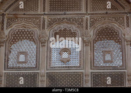 Jharokha (o jharoka) è un tipo di aggettante balcone racchiuso in un Haveli , Jaisalmer, Rajasthan, India Foto Stock