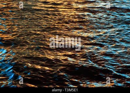 Il sole tramonta sull'acqua, rendendo golden ripples, nov. 12, 2009, in Orange Beach, Alabama.