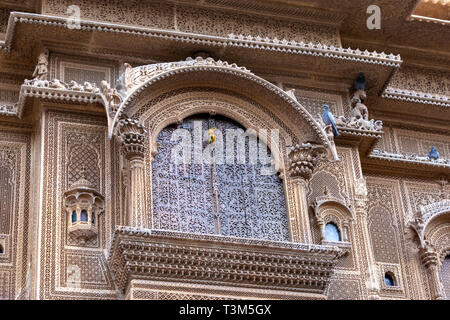 Jharokha (o jharoka) è un tipo di aggettante balcone racchiuso in un Haveli , Jaisalmer, Rajasthan, India Foto Stock